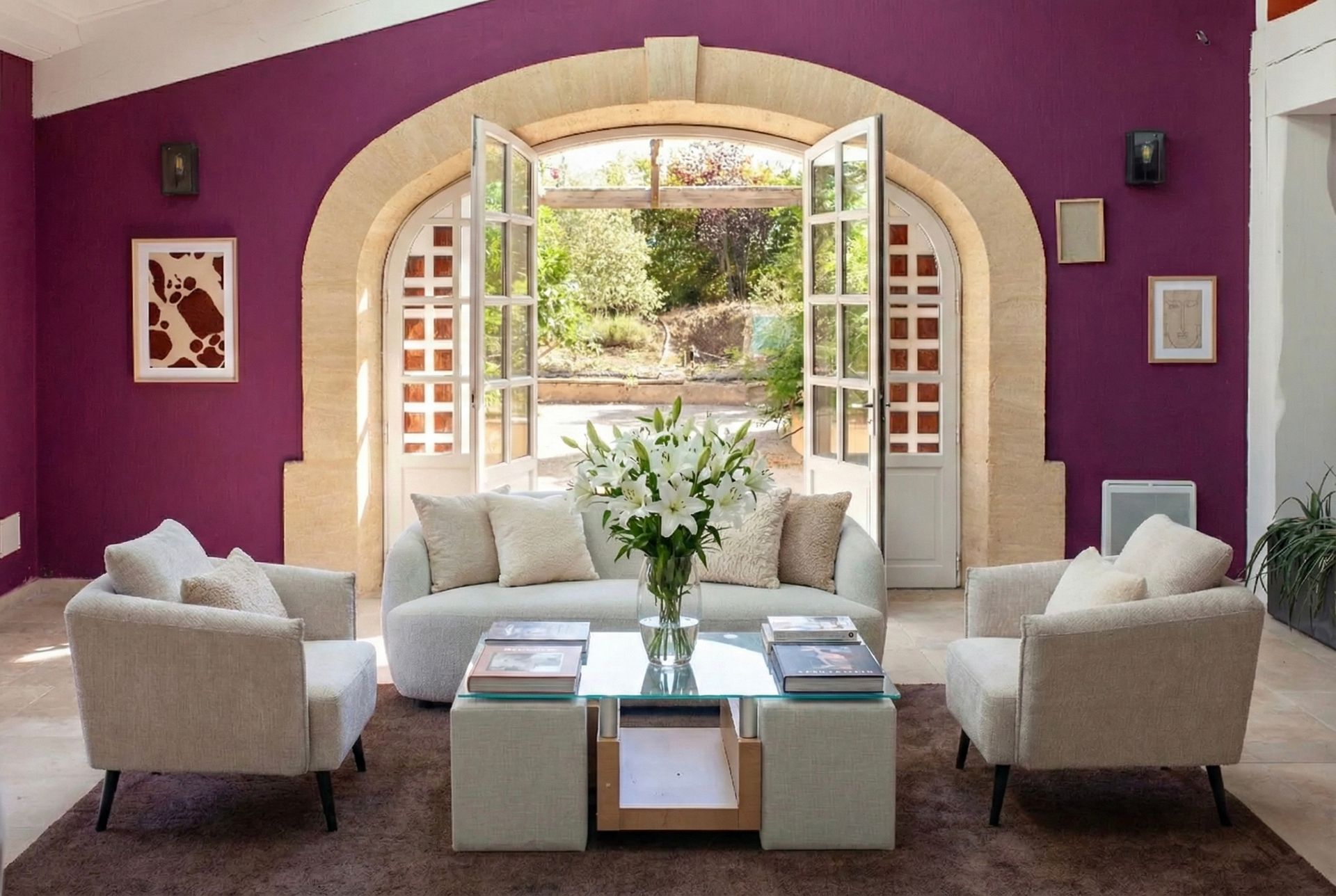 Salon intérieur du Domaine de la Myrtille, mur prune et baie cintrée